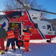 Muž spadl ze střechy, letěl pro něj vrtulník LZS