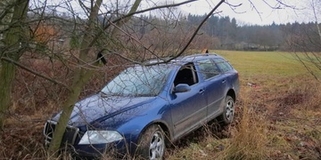 Při snaze ujet policistům na ně najížděl a dvakrát havaroval