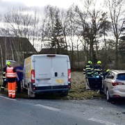 Střet poštovní dodávky s osobním vozem