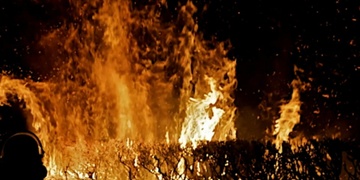 Požár živého plotu zkrotili hasiči na Nové Hospodě