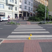 Policie šetří střety aut s cyklistou a s chodcem