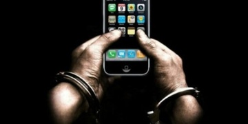 Policisté vyšetřují hned dva trestné činy spojené s mobily 