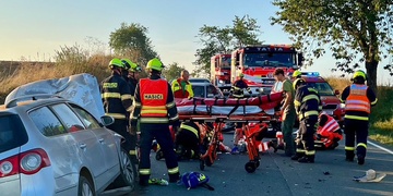 Motorkář se čelně střetl s předjíždějícím autem