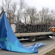 Havárie kamionu na Karlovarské – motory zcela zasypaly vozovku