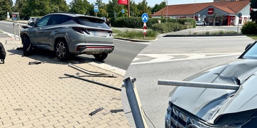 Řidič za jízdy zkolaboval a najel do tramvajové zastávky