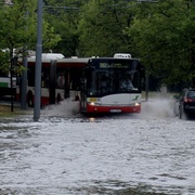 Krátká, ale vydatná přeháňka, změnila ulice v řeky a zatopila sklepy