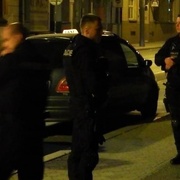 Z pátého patra mrštil skleněným půllitrem po policejní hlídce