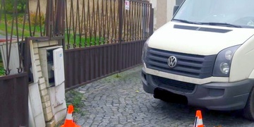 "Hele, ujíždí vám auto!"