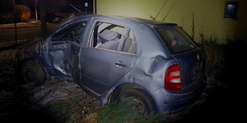 Vůz s opilým řidičem proletěl plotem a zůstal zdemolovaný na zahradě