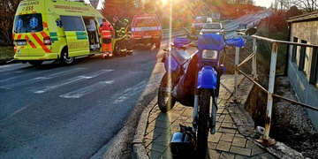 Při střetu s autem byl zraněn mladý motorkář