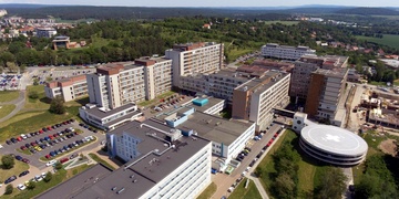 Z okna Fakultní nemocnice v Plzni vypadl muž