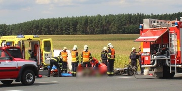 Hromadná nehoda motorkářů, jeden je v bezvědomí