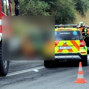 Motorkář nedobrzdil za autem a přišel o zuby, další přepůlil srnu