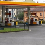 Zloději z pumpy vyběhli přímo před strážníky