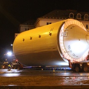 Noční Plzní projela další kolona cylindro-kónických tanků do pivovaru