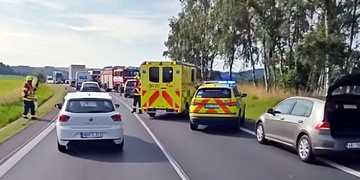 Při střetu vozů byl zraněn řidič i dvě děti