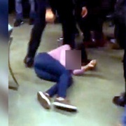 Agresor ženu mlátil pěstmi a kopal do obličeje kolenem