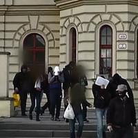 Policisté v kuklách zatýkali napříč celou Plzní
