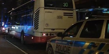 Cestující napadl řidiče autobusu lahví a rozbil mu ji o hlavu