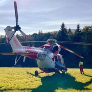 Motorkáře a jeho spolujezdkyni do nemocnice transportují letecky
