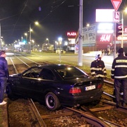 Rekordmanem v jízdě po kolejích se stává řidič BMW