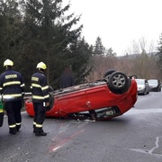 Řidička se s autem převrátila na střechu