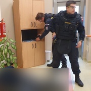 "Ženu podříznu a vystřílím tady celé oddělení!"