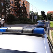 Muž zemřel na zastávce trolejbusu