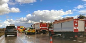Auto vyletělo z dálnice, na místě záchranné složky bojují o život ženy