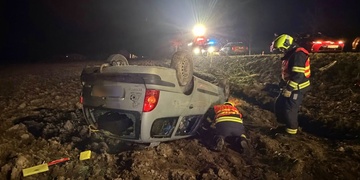 Po střetu s divočákem skončilo auto na střeše