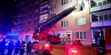 Požár bytu, v péči záchranářů skončili dva lidé