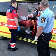 Opilec buď skočil nebo upadl před tramvaj