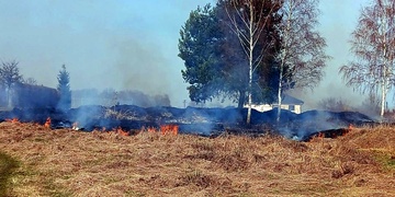 Děti zapálily travní porost