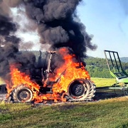 Na Onom Světě shořel traktor