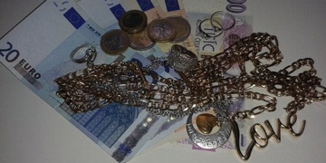 Žena pracovala na zahradě, zloděj zatím vybílil dům