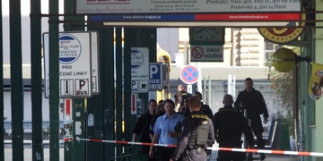 Ohlašovatelů bomb bylo zřejmě víc, jednoho už policie dopadla