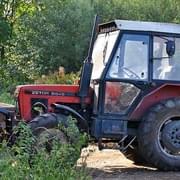 Recidivisté ukradli traktor a schovali si ho v lese