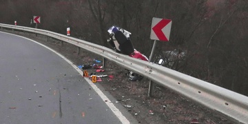 Čelní střet auta s motocyklistou