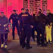 Dvojitý útok v centru Plzně, muž během pár minut přepadl dva muže