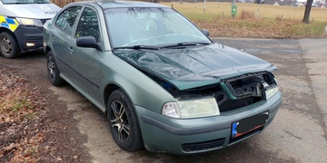 Z nákladního vozu vypadla kulatina a dopadla na protijedoucí osobní vozidlo