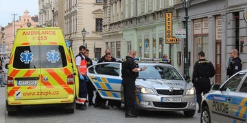 Bitka v Riegrově ulici, na místě je pokousaný policista
