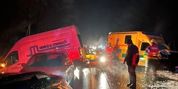 Bouralo více než deset aut včetně dvou vozů záchranné služby