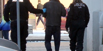 Muž pod vlivem házel pyrotechniku pod auta