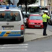 Řidička srazila nezletilou dívku přímo před policisty