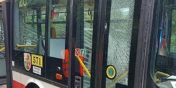 Ve vzteku rozbil dveře autobusu lahví od piva