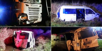 Zdemolovaná dodávka po střetu s kamionem skončila v potoce