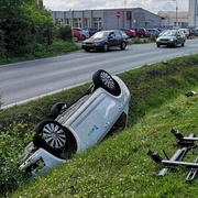 Převrácené auto na Koterovské třídě