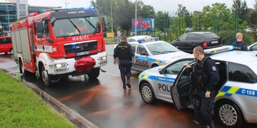 Požár auta zkomplikoval dopravu v centru Plzně