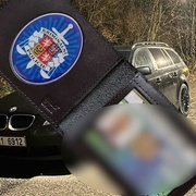 Řidička odmítla test na přítomnost drog a v autě jí pak našli padělaný průkaz kriminálky