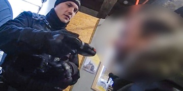 Muž se na věži kostela opil, pomočil a nakonec pokusil i vyspat